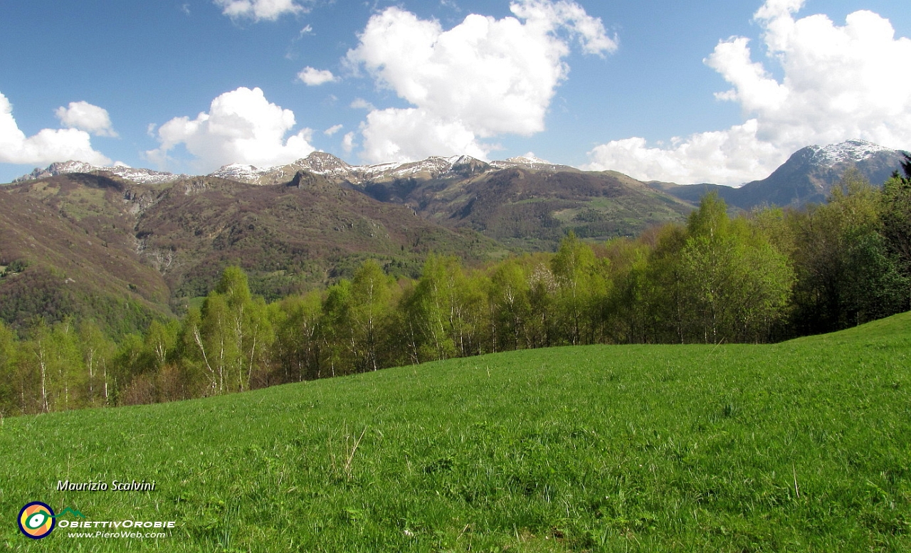 10 Eccomi a Piazzoli, sguardo verso le montagne della Valtaleggio....JPG